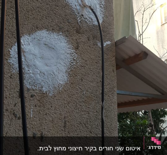 קיר עם תיקוני טיח סביב כבלים חשמליים